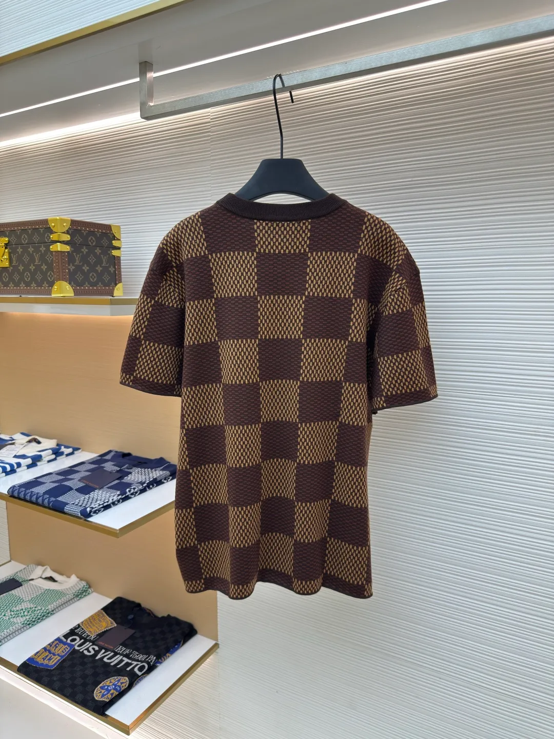 LOUIS VUITTON plaid beaded woolen short sleeves ●Authentic product: Purchased and developed at 9950 ●Item number: 1680085-B05 ●Fabric: wool fabric ●Technology: knitting ●Version: fitted version ●Weight: about 330 grams ●Size: XS-S-M-L ●Description: The wool material is made of 100% fully combed cotton yarn, and the fabric piece is woven using a Stoll 16-needle ultra-fine machine imported from Germany worth 47W. It is woven at a parallel and even speed with reference to the original three-color jacquard structure. Each piece takes 270 minutes. During the weaving, 7 sand spits are used to alternately knit back and forth. The number of knitting rows for a single front garment hanging wool is as high as Line 6352... Only after random inspection can we carry out seam selection, washing, and hand-ordering of the original main label, wash mark, details down to the height of the wash mark, stitching method, and final ironing. Only after a general inspection can we package and ship. It is not like those ordinary computerized flat knitting machines. In order to rush the goods, the speed is turned to the limit, and the stitches of the knitted garments are different in size, code, and patterns. The overall wiring is straight and delicate, the fabric is comfortable and soft, and the color is consistent without color difference. It can be matched with the same style to create a fashionable look and control various occasions. Customized accessories, complete with three standards, same style for men and women!